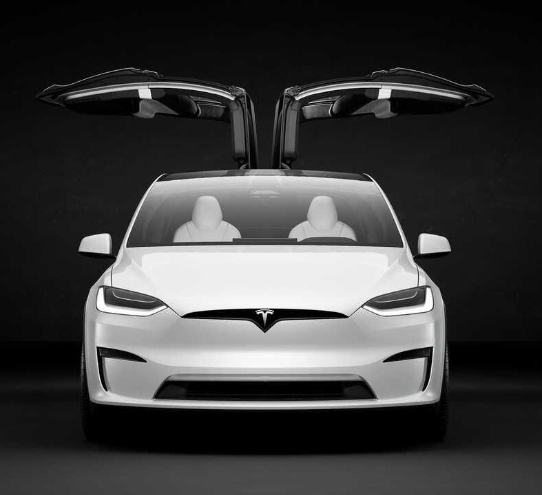 Réservez une voiture Tesla Model X Plaid à Prague, prix bas